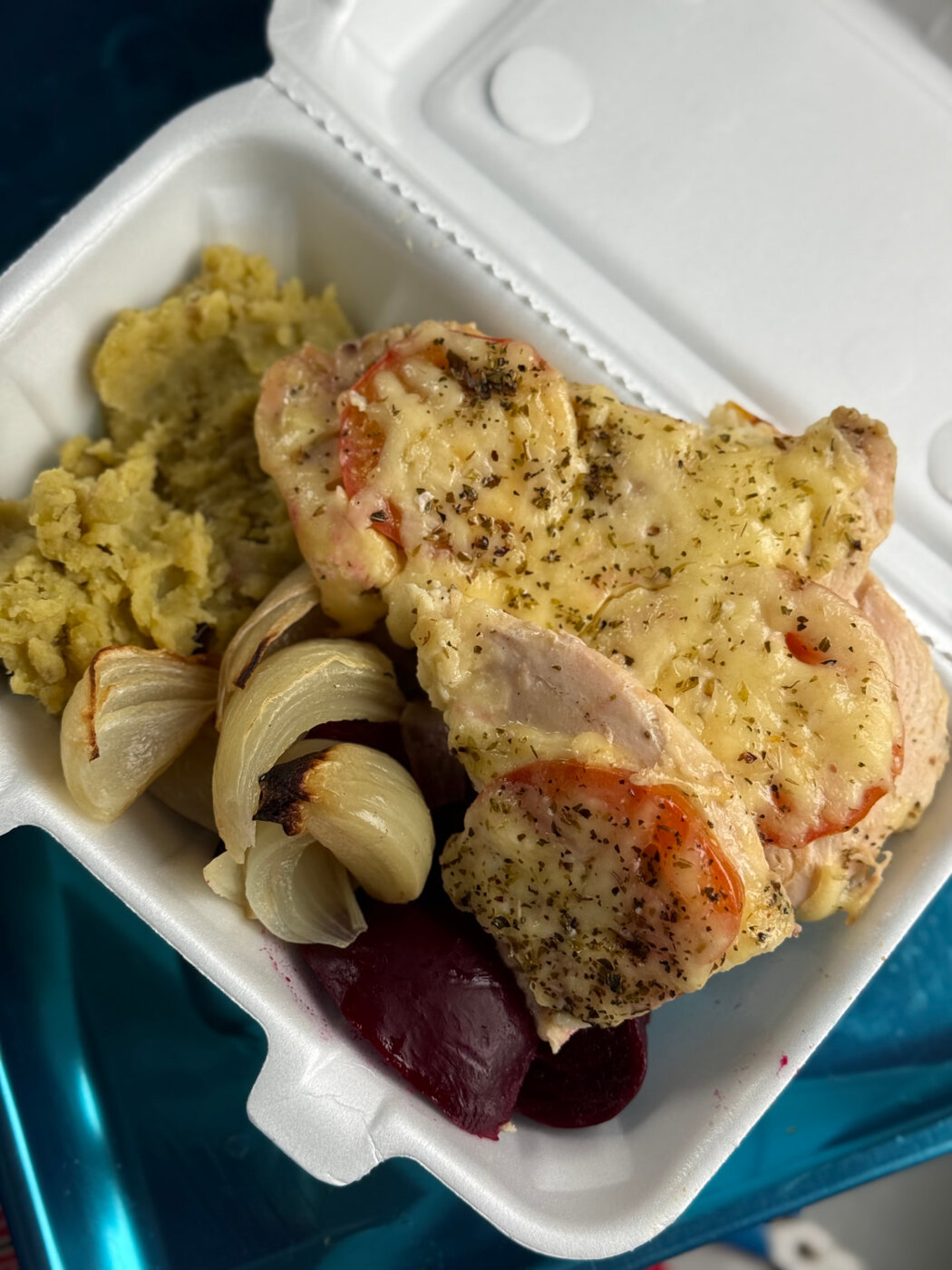 Vianda de pollo gratinado con puré y remolacha