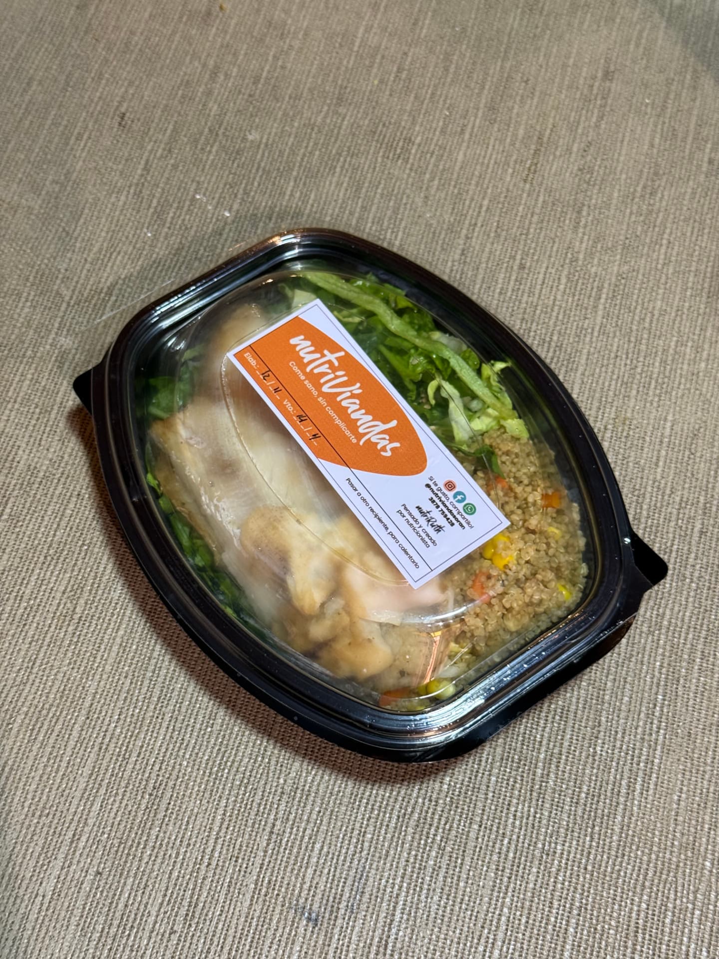 Vista superior de vianda con pollo y quinoa