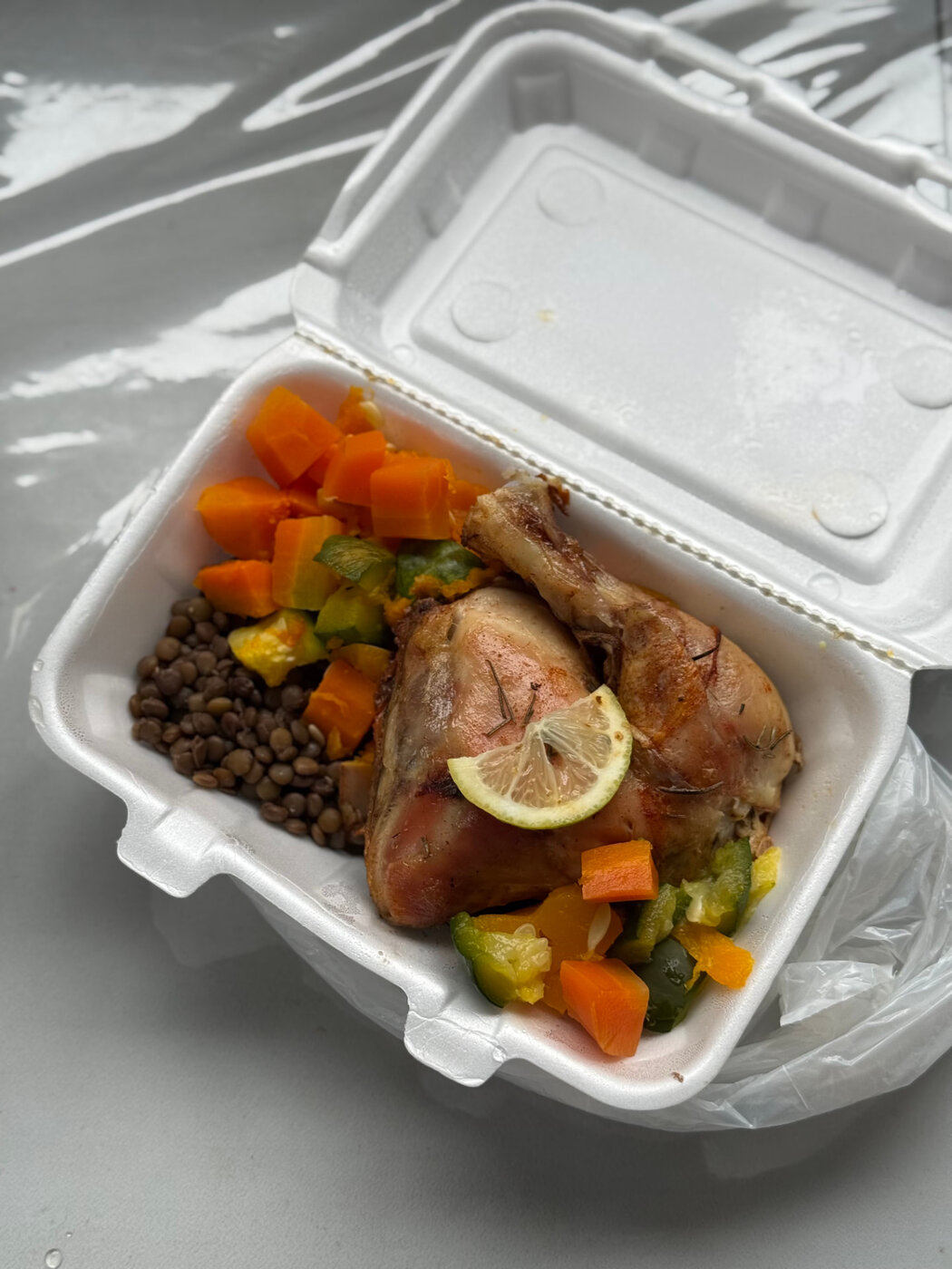 Vianda con pollo al limón, lentejas y calabaza