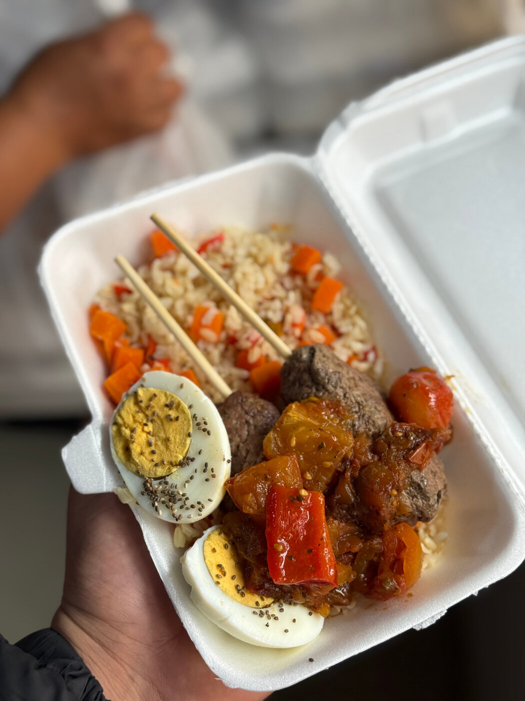 Vianda con albóndigas, arroz integral, huevo y vegetales