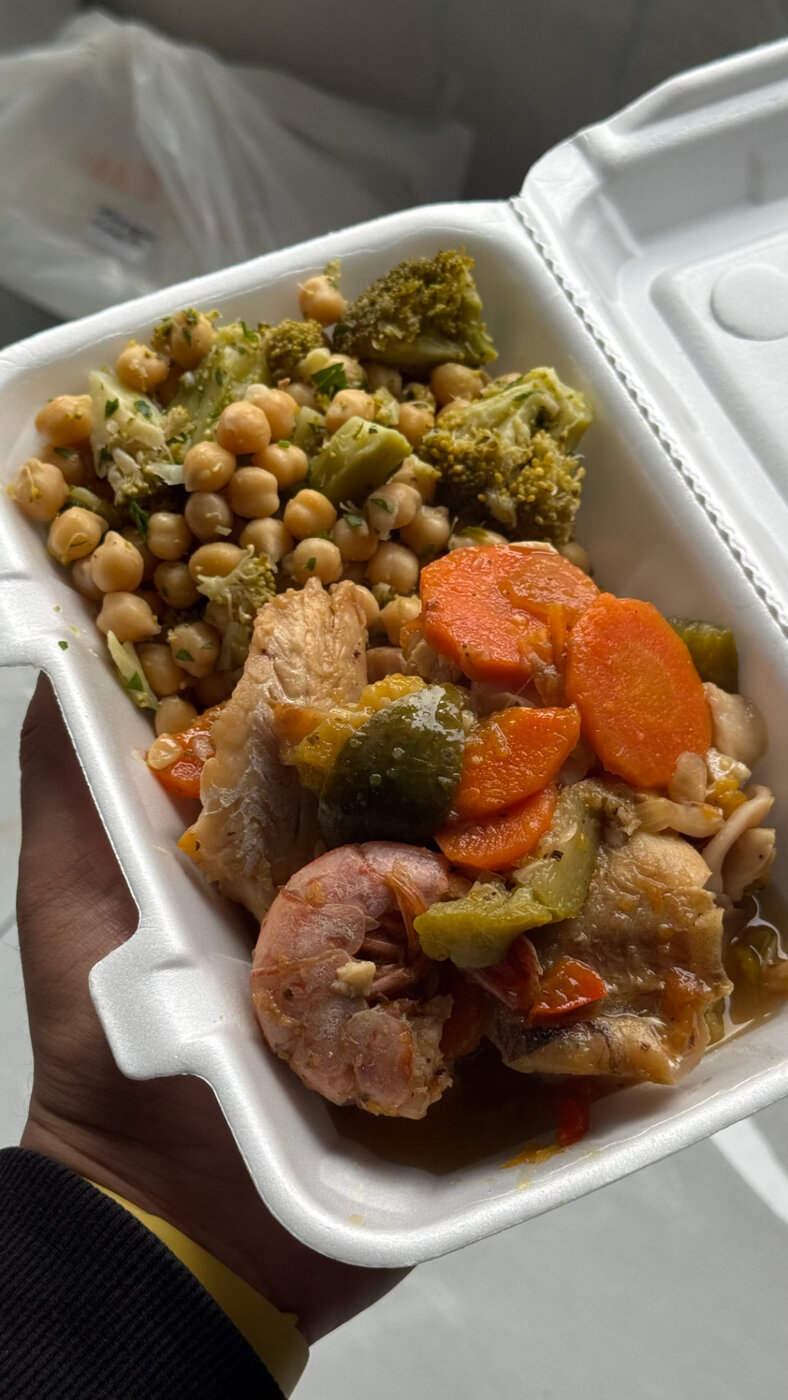 Vianda con pollo, garbanzos, brócoli y zanahoria